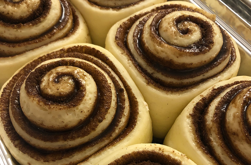 Cinnamon roll é um pãozinho doce de canela que foi criado na