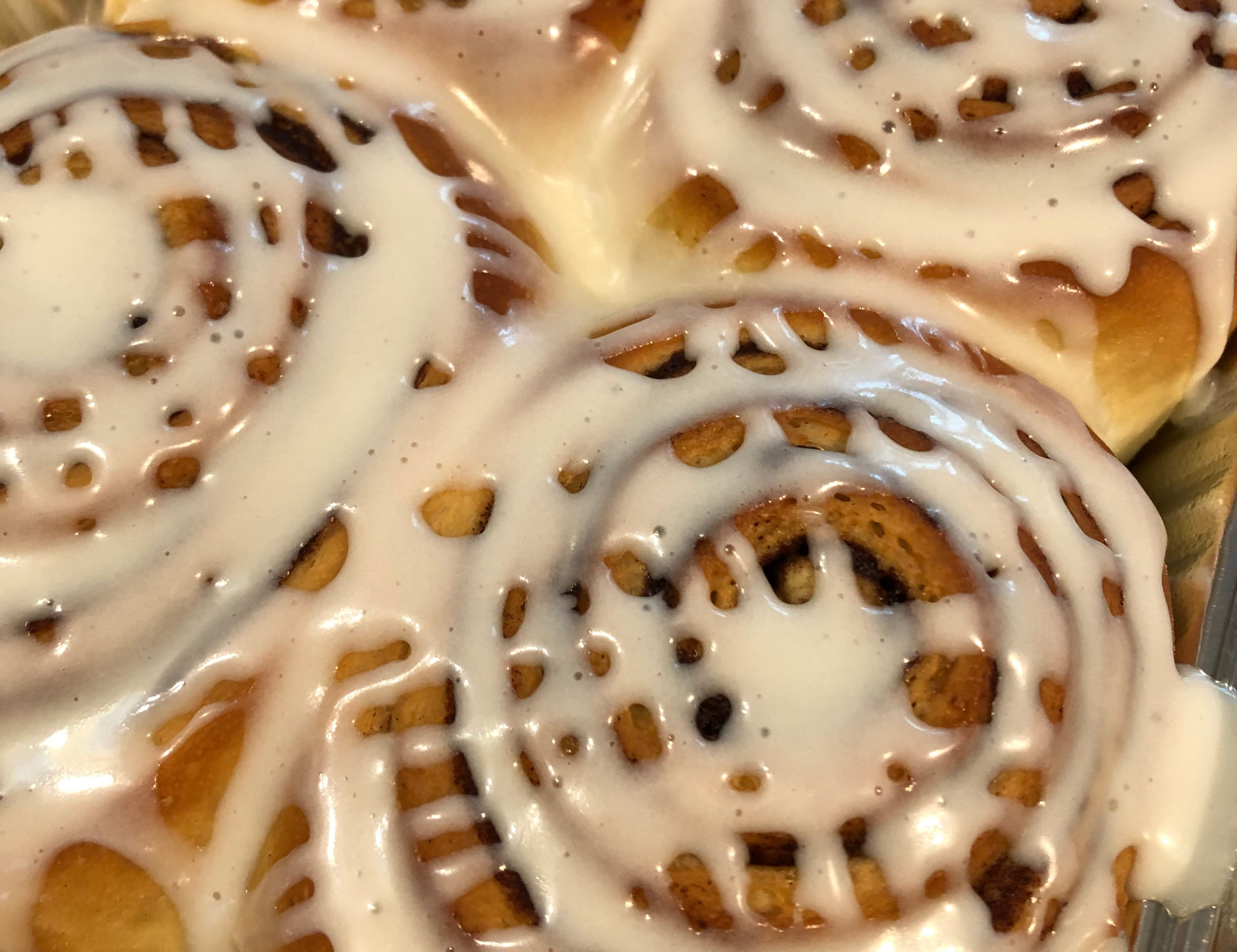 Cinnamon roll é um pãozinho doce de canela que foi criado na